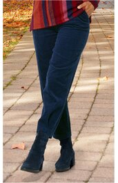 Dunkelblaue Hose mit geradem Schnitt, ohne Muster, getragen von stehender Person, sichtbar untere Körperhälfte, kombiniert mit schwarzen Stiefeletten