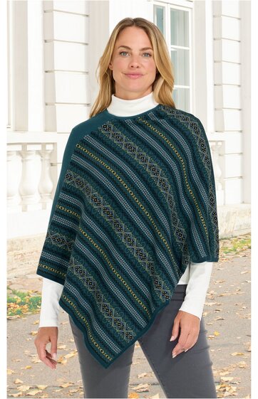 Dunkelgrüner Poncho mit diagonalem Streifenmuster in Blau, Hellgrün und Beige, Rundhalsausschnitt, lockere Form, getragen von stehender Frau mit weißem Rollkragenpullover und grauer Hose