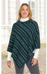 Dunkelgrüner Poncho mit diagonalem Streifenmuster in Blau, Hellgrün und Beige, Rundhalsausschnitt, lockere Form, getragen von stehender Frau mit weißem Rollkragenpullover und grauer Hose