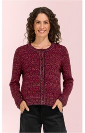 Pulloverjacke bordeauxrot mit feinem floralen Mustermix, Rundhalskragen, durchgehende Knopfleiste vorne, lange Ärmel, gerade Form, getragen von frontal stehender Frau