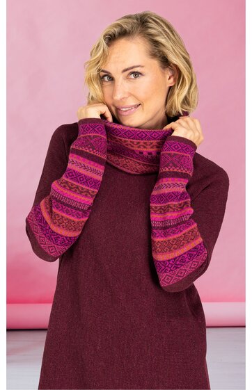 Burgunderrotes Langarmshirt mit Rundhalsausschnitt, Ärmel mit pink-lila gestreiftem Muster, getragen von lächelnder stehender Frau, eng anliegend