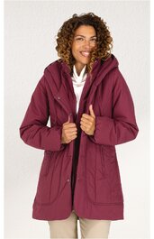 Damenparka in bordeauxrot, ohne Muster, mit Kapuze, durchgehendem Reißverschluss, Druckknopfleiste, Taillierung durch Tunnelzug, große aufgesetzte Taschen, getragen von frontaler stehender Frau, leicht geschlossene Haltung