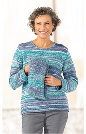 Pullover in verschiedenen Blautönen gestreift, Rundhalsausschnitt, lange Ärmel, gerade geschnitten, getragen von lächelnder stehender Frau mit kurzen lockigen Haaren, hält passendes gestricktes Tuch in Händen