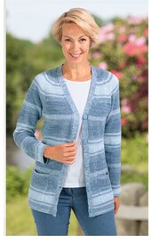 Hellblauer Strickcardigan mit horizontalem Streifenmuster in verschiedenen Blautönen, lange Ärmel, offene Vorderseite mit Knöpfen, zwei aufgesetzte Taschen, getragen von lächelnder stehender Frau vor unscharfem Gartenhintergrund
