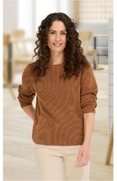 Pullover in warmem Braunton mit feinem Rippenmuster, Rundhalsausschnitt, lange Ärmel, gerade geschnitten, getragen von stehender Frau mit lockigen braunen Haaren