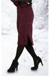 Knieumspielender Bleistiftrock in dunklem Weinrot mit feinem Blumenmuster, seitlicher Schlitz, getragen von stehender Person, kombiniert mit schwarzen Strumpfhosen und schwarzen Stiefeletten mit Absatz