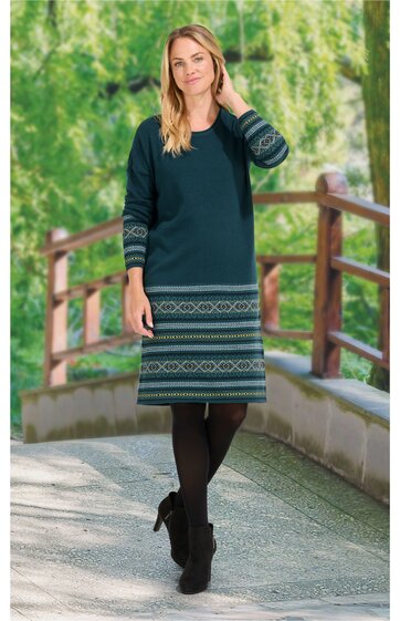 Dunkelgrünes Strickkleid mit Norwegermuster in Hellgrün und Hellgrau an Ärmeln und Saum, Rundhalsausschnitt, lange Ärmel, knielang, getragen von stehender Frau, gerade geschnitten