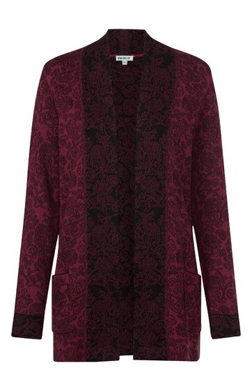 Damenstrickjacke bordeauxrot mit schwarzem Blumenmuster, lange Ärmel, offener Schnitt, zwei Fronttaschen, gerader Saum