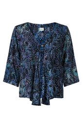 Bluse in dunklem Blau und Schwarz mit Paisley-Muster in Hellblau und Lila, V-Ausschnitt, dreiviertellange Ärmel, locker fallende Passform, asymmetrischer Saum