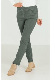 Dunkelgrüne Hose, gerade geschnitten, mit Hosentaschen vorne, getragen von stehender Person mit verschränkten Beinen, kombiniert mit beigefarbenen Stiefeletten und weißem Oberteil