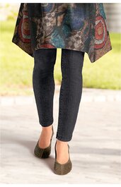 Dunkelblaue, enge Damenhose, knöchellang, getragen von stehender Person, ohne sichtbare Taschen oder Verzierungen