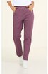 Hose in pflaumenlila, ohne Muster, gerade Schnitt, Bund mit aufgesetzten Taschen, getragen von stehender Person, Taschen vorne, hüfthoch, lässige Passform
