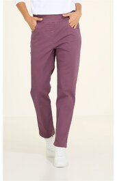 Hose in pflaumenlila, ohne Muster, gerade Schnitt, Bund mit aufgesetzten Taschen, getragen von stehender Person, Taschen vorne, hüfthoch, lässige Passform