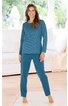 Damen-Pyjama in Blau, langärmlig, Oberteil mit horizontalen, dunkleren Streifen, Rundhalsausschnitt, gerade geschnitten, lange Hose ohne Muster, elastischer Bund, getragen von stehender Frau, barfuß