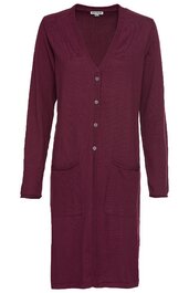 Lang geschnittene Strickjacke in dunklem Brombeerton, durchgehende Knopfleiste mit sieben Knöpfen, V-Ausschnitt, lange Ärmel, zwei aufgesetzte Taschen vorne