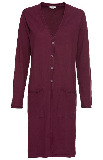 Lang geschnittene Strickjacke in dunklem Brombeerton, durchgehende Knopfleiste mit sieben Knöpfen, V-Ausschnitt, lange Ärmel, zwei aufgesetzte Taschen vorne