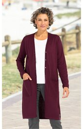 Lang geschnittener, bordeauxroter Cardigan mit langen Ärmeln, durchgehender Knopfleiste, zwei aufgesetzten Taschen vorne, getragen von stehender Frau mit weißen T-Shirt und grauer Hose