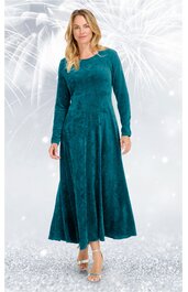 Langärmeliges, bodenlanges Kleid in dunkelgrün, rundhalsausschnitt, ausgestellter Rock, getragen von stehender Frau, figurbetont, schlicht