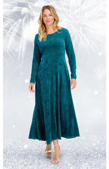 Langärmeliges, bodenlanges Kleid in dunkelgrün, rundhalsausschnitt, ausgestellter Rock, getragen von stehender Frau, figurbetont, schlicht