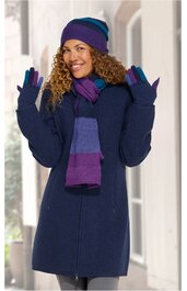 Dunkelblauer langer Wintermantel mit Reißverschluss, getragen von stehender Frau, kombiniert mit lila-blau gestreiftem Schal, lila-blau gestreifter Mütze, lila Handschuhen, schmal geschnitten