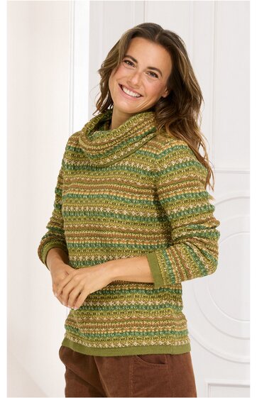 Strickpullover in olivgrün mit senfgelb und cremefarbenem Streifenmuster, Rollkragen, lange Ärmel, gerade geschnitten, getragen von lächelnder stehender Frau mit braunen Haaren