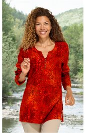 Rotes Langarmshirt mit abstraktem Muster, Rundhalsausschnitt mit kleinem Schlitz, lockere Passform, getragen von stehender Frau vor Naturhintergrund