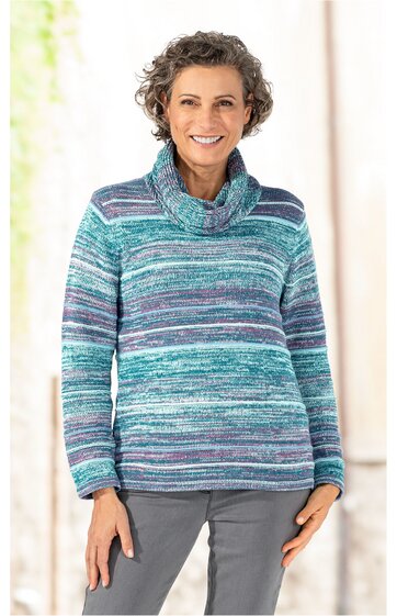 Pullover in Blau- und Türkistönen mit Streifenmuster, Rollkragen, lange Ärmel, gerade geschnitten, getragen von lächelnder, stehender Frau