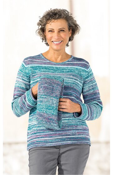 Pullover in verschiedenen Blautönen gestreift, Rundhalsausschnitt, lange Ärmel, gerade geschnitten, getragen von lächelnder stehender Frau mit kurzen lockigen Haaren, hält passendes gestricktes Tuch in Händen