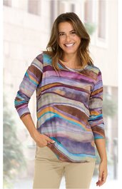 Langarmshirt in Pastellfarben mit abstraktem Streifenmuster, rundem Ausschnitt, gerade geschnitten, getragen von stehender Frau mit linker Hand in Tasche
