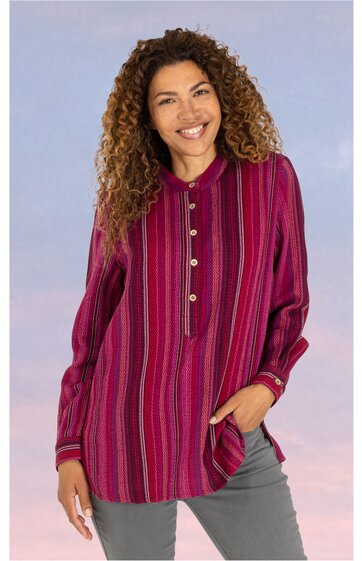 Langärmlige Bluse in Beerenrot mit bunten, vertikalen Streifen, Stehkragen, Knopfleiste mit sieben goldfarbenen Knöpfen, lockere Passform, getragen von lächelnder, stehender Frau