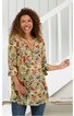 Tunika in hellgelb mit großflächigem floralen Muster in Rot, Blau, Grün, V-Ausschnitt mit kurzen Knopfleisten, 3/4-Ärmel mit Riegel, locker geschnitten, getragen von lächelnder stehender Frau