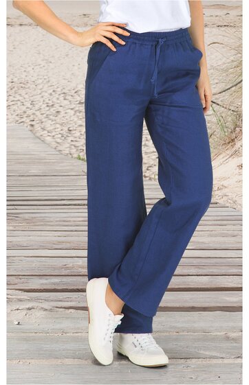 Dunkelblaue Freizeithose mit elastischem Bund und Tunnelzug, gerade geschnitten, getragen von stehender Person mit rechter Hand in der Hüfte, kombiniert mit weißen Sportschuhen