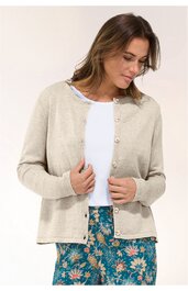 Beige Strickjacke mit Rundhalsausschnitt, Knopfleiste mit sechs hellen Knöpfen, lange Ärmel, gerade geschnitten, getragen von stehender Frau, offene Vorderseite über weißem T-Shirt