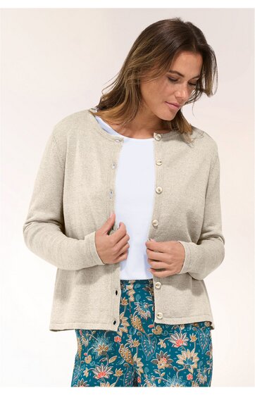 Beige Strickjacke mit Rundhalsausschnitt, Knopfleiste mit sechs hellen Knöpfen, lange Ärmel, gerade geschnitten, getragen von stehender Frau, offene Vorderseite über weißem T-Shirt
