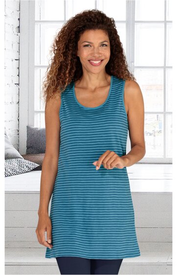 Ärmelloses, langes Top in türkisblau mit dunkelblauen Querstreifen, rundem Ausschnitt, leicht ausgestellte Form, getragen von stehender Frau