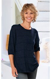 Marineblaues, locker geschnittenes Damenpullover mit kurzen Ärmeln und Rundhalsausschnitt, dezentes Streifenmuster, getragen von lächelnder stehender Frau mit Halskette