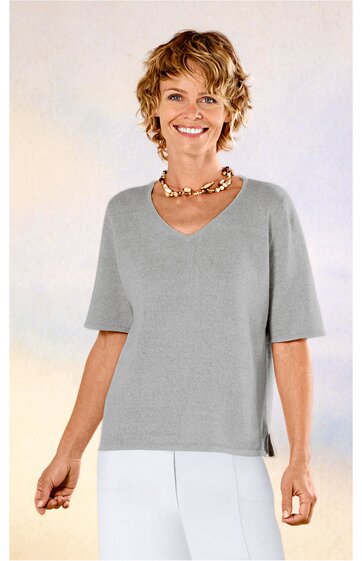 Hellgraues Kurzarmshirt mit V-Ausschnitt, gerader Saum mit kleinen Seitenschlitzen, getragen von stehender Frau, locker sitzend