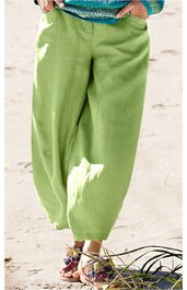 Hose in olivgrün, gerade geschnitten, elastischer Bund, getragen von stehender Person, locker sitzend