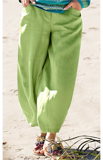 Hose in olivgrün, gerade geschnitten, elastischer Bund, getragen von stehender Person, locker sitzend