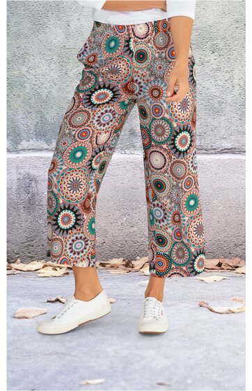 Hose mit geradem Schnitt in Beige mit mehrfarbigem, kreisförmigem Mandala-Muster, elastischem Bund, getragen von stehender Person, knöchellang