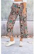 Hose mit geradem Schnitt in Beige mit mehrfarbigem, kreisförmigem Mandala-Muster, elastischem Bund, getragen von stehender Person, knöchellang