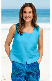 Ärmelloses, türkisblaues Top mit eckigem Ausschnitt, gerade geschnittener Saum mit kleinem Schlitz, getragen von lächelnder Frau am Strand, lockere Passform