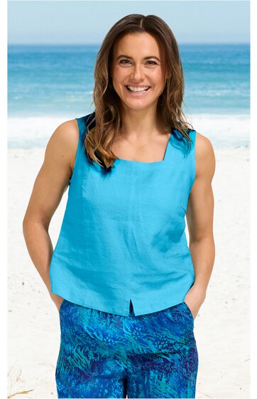 Ärmelloses, türkisblaues Top mit eckigem Ausschnitt, gerade geschnittener Saum mit kleinem Schlitz, getragen von lächelnder Frau am Strand, lockere Passform