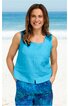 Ärmelloses, türkisblaues Top mit eckigem Ausschnitt, gerade geschnittener Saum mit kleinem Schlitz, getragen von lächelnder Frau am Strand, lockere Passform
