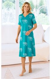 Knielanges türkises Nachthemd mit weißen Elefantenmustern, kurzer Ärmel, V-Ausschnitt, gerade geschnitten, getragen von lächelnder Frau in stehender Pose, leichtes lockeres Material