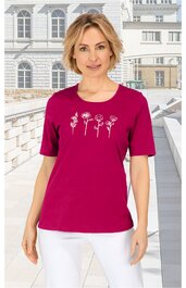 Kurzärmliges T-Shirt in fuchsia mit Rundhalsausschnitt, Frontmotiv mit fünf weißen Stempeldruck-Blumen, gerade geschnitten, getragen von stehender Frau, bequeme Passform