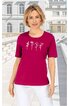 Kurzärmliges T-Shirt in fuchsia mit Rundhalsausschnitt, Frontmotiv mit fünf weißen Stempeldruck-Blumen, gerade geschnitten, getragen von stehender Frau, bequeme Passform
