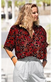 Damenbluse in dunkelrot mit schwarzem und hellbeige floralem Muster, kurzer Arm, Kragen, Knopfleiste, weit geschnitten, getragen von stehender Frau mit freiem Blick nach rechts