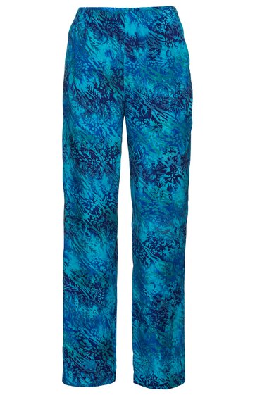Locker geschnittene Hose in Türkis mit dunklem abstraktem Muster, gerader Beinverlauf, elastischer Bund, keine weiteren sichtbaren Details