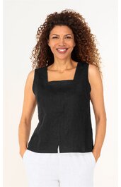 Schwarzes ärmelloses Oberteil mit quadratischem Ausschnitt, gerade geschnitten, mit kleinem Schlitz vorne unten, getragen von lächelnder stehender Frau mit lockigen Haaren, ohne Muster